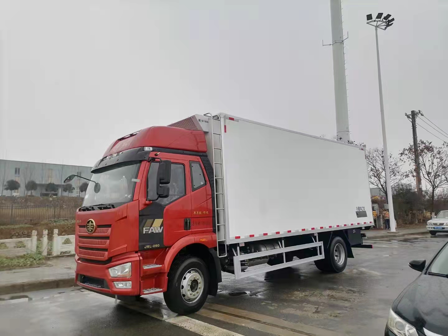 国六解放J6L 6.8米冷藏车